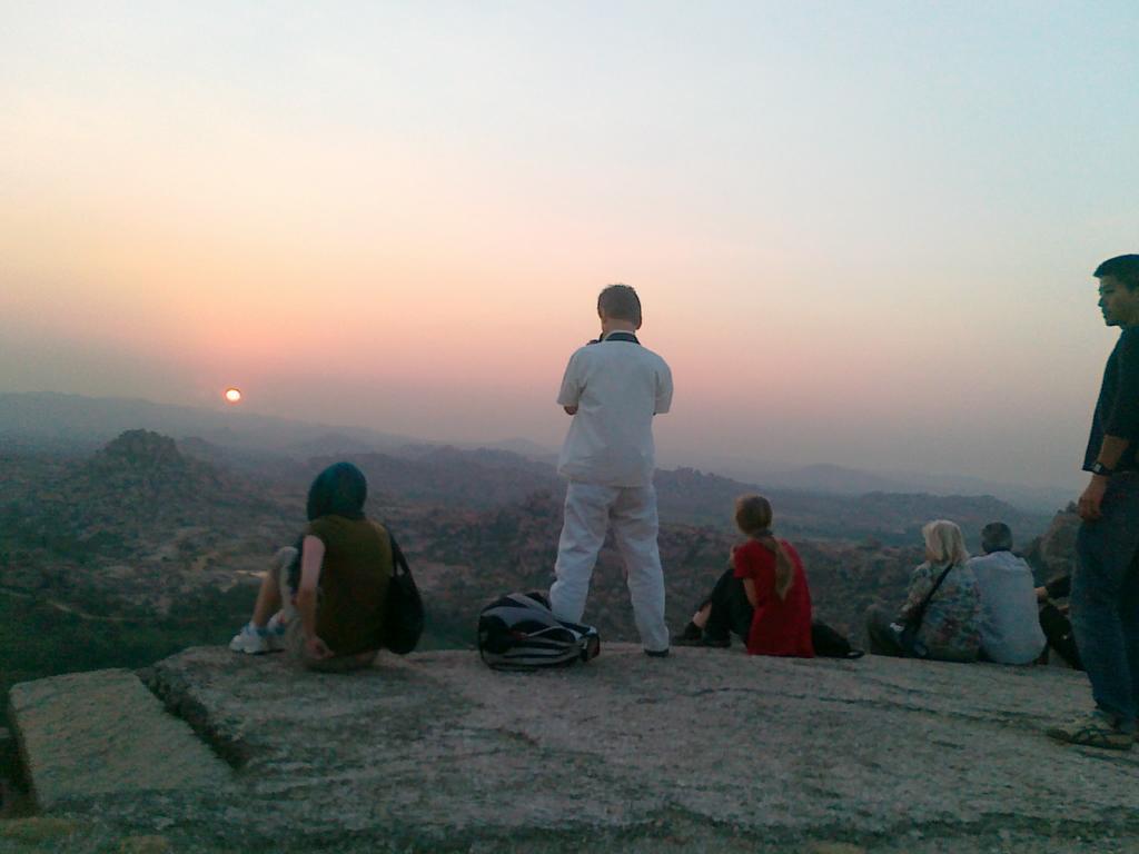 Om Shiva Guest House Hampi Luaran gambar